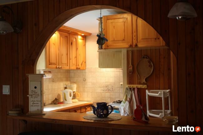 Dom letniskowy przy lesie i blisko jeziora w Lewinku