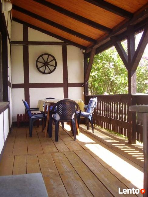 Dom letniskowy przy lesie i blisko jeziora w Lewinku