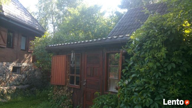 domek drewniany nad jeziorem Mazury