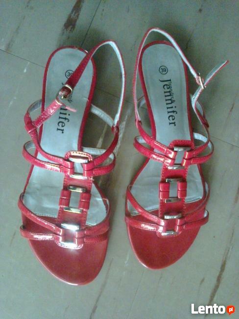 Czerwone sandałki CCC