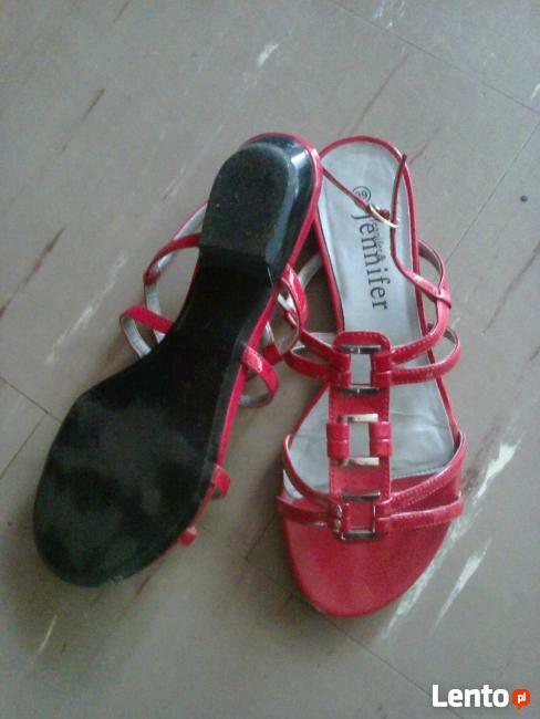 Czerwone sandałki CCC