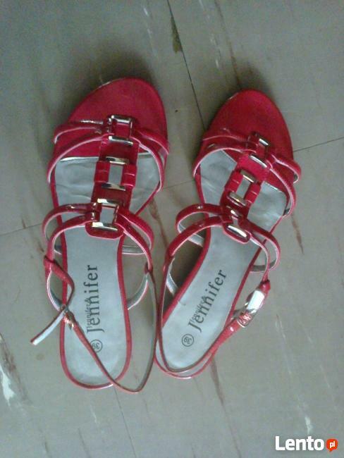 Czerwone sandałki CCC