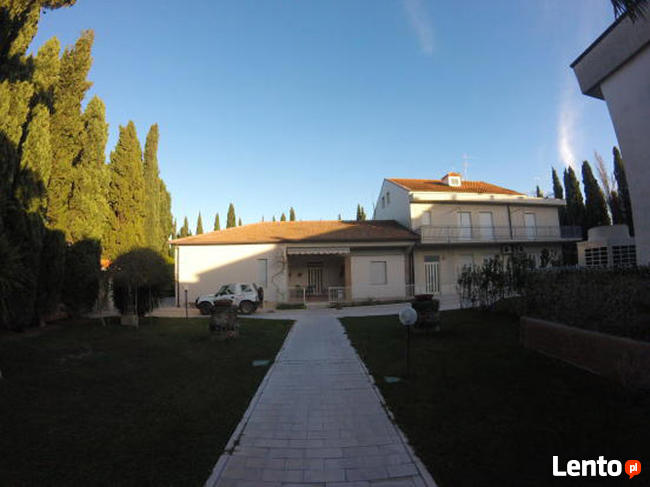 Na południu Włoch w Puglia kompleks mieszkalny blisko morza.