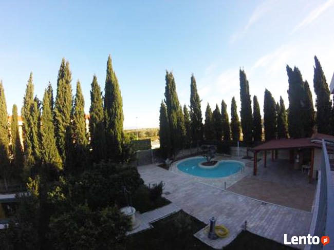 Na południu Włoch w Puglia kompleks mieszkalny blisko morza.