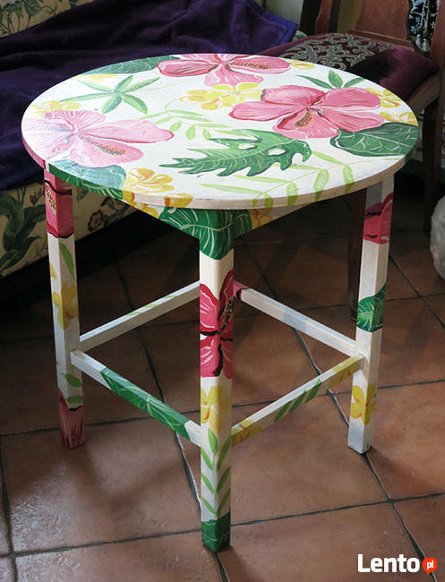 Ręcznie malowany stolik drewniany - wiosenne wzory