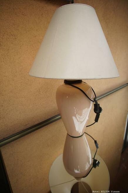 Piękna lampa stojąca róż - wyposażenie Hotel Hilton7