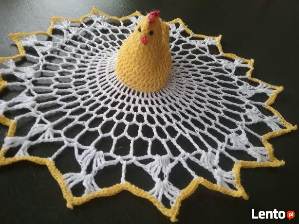 Serwetki-kurka na szydełku wielkanocna na koszyczek