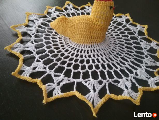 Serwetki-kurka na szydełku wielkanocna na koszyczek