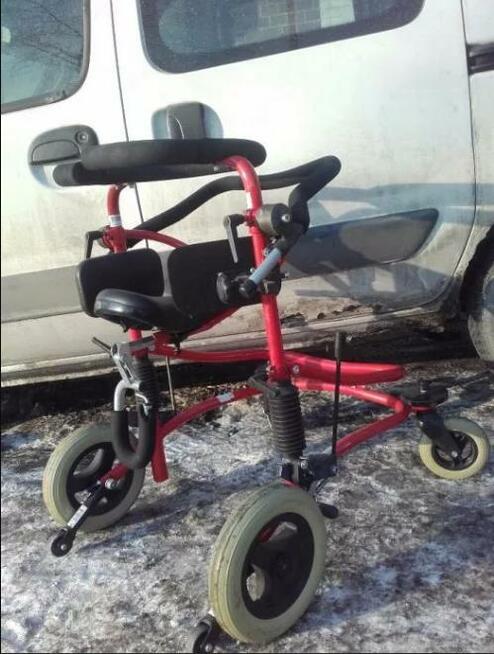 Chodzik dla dziecka z siedziskiem i stabilizacją
