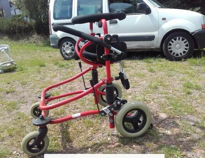 Chodzik dla dziecka z siedziskiem i stabilizacją