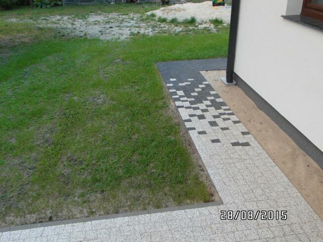 Układanie kostki brukowej kostki granitowej kamienia