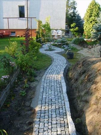 Układanie kostki brukowej kostki granitowej kamienia