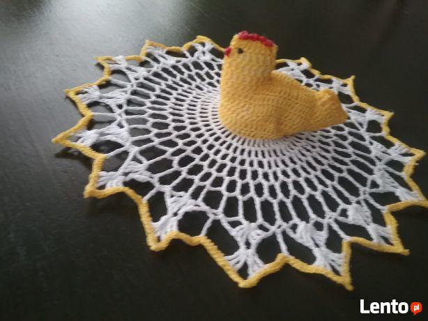 Serwetki-kurka na szydełku wielkanocna na koszyczek