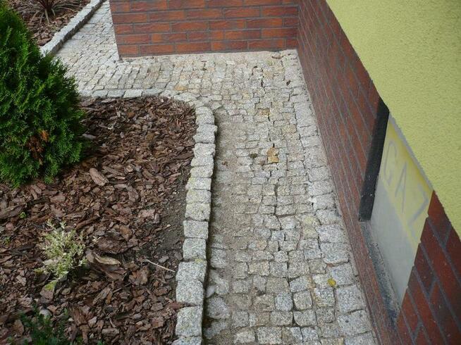 Układanie kostki brukowej kostki granitowej kamienia