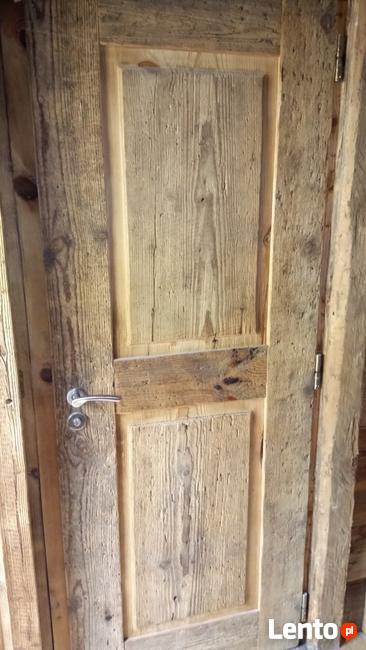 Solidne drzwi ze starego drewna
