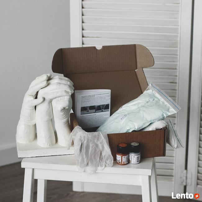 Zestaw do wykonania 3D odlewu splecionych dłoni trzech doros