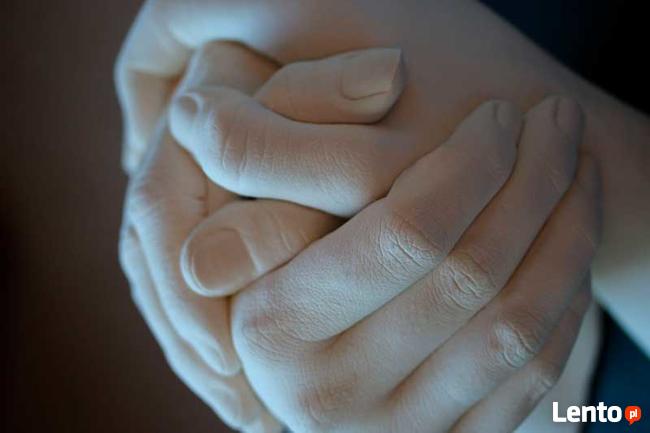 Zestaw do wykonania 3D odlewu splecionych dłoni trzech doros