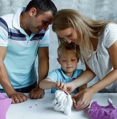 Zestaw do wykonania 3D odlewu splecionych dłoni trzech doros