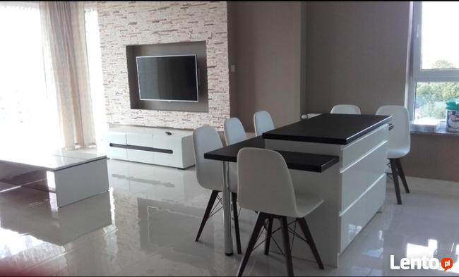 Skręcanie mebli, biały montaż...