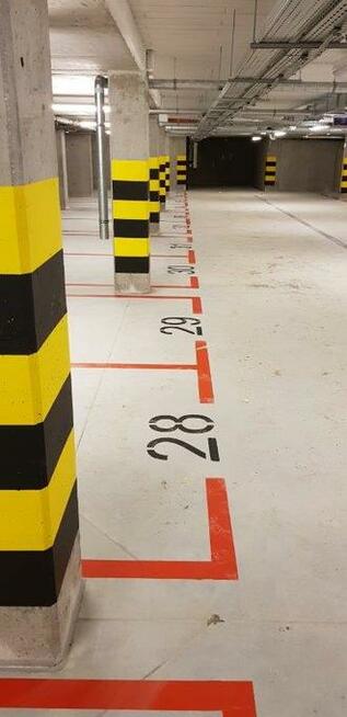 Malowanie miejsc dla inwalidy tło niebieskie , malowanie hal