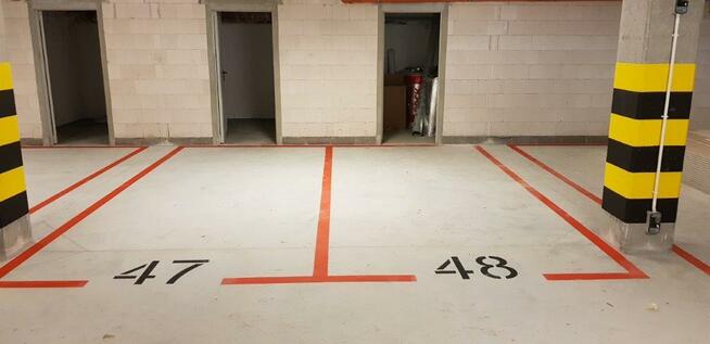 Malowanie miejsc dla inwalidy tło niebieskie , malowanie hal