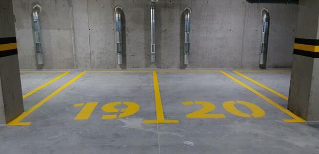 Malowanie miejsc dla inwalidy tło niebieskie , malowanie hal