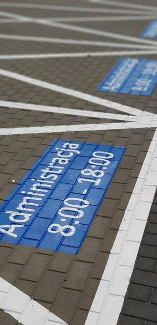 Malowanie miejsc dla inwalidy tło niebieskie , malowanie hal