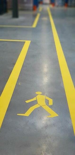 Malowanie miejsc dla inwalidy tło niebieskie , malowanie hal