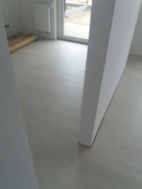 Montaż paneli podłogowych oraz tarasów z deski kompozytowej