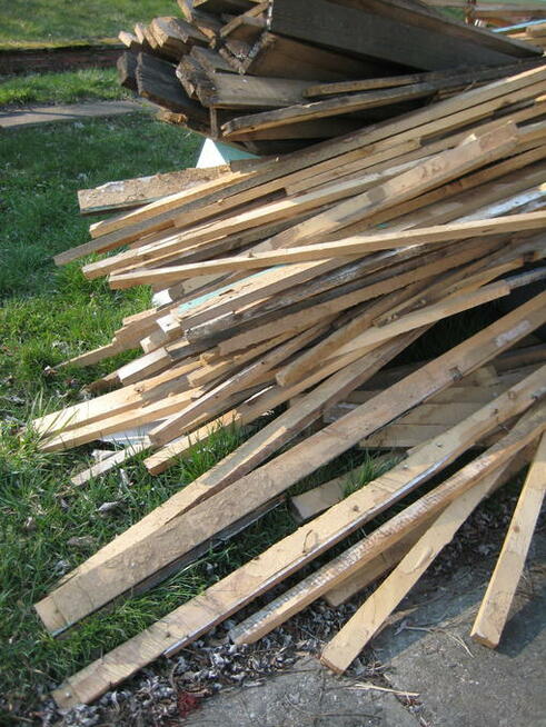 Drewno opałowe: deski, łaty, belki, szczeble - niemalowane.