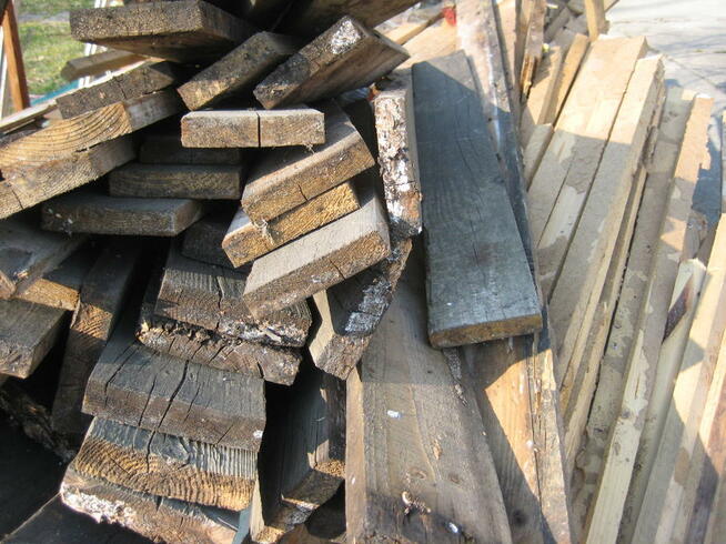 Drewno opałowe: deski, łaty, belki, szczeble - niemalowane.