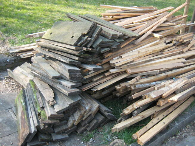 Drewno opałowe: deski, łaty, belki, szczeble - niemalowane.