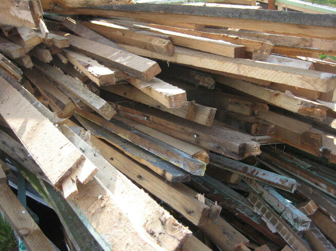 Drewno opałowe: deski, łaty, belki, szczeble - niemalowane.