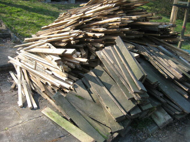 Drewno opałowe: deski, łaty, belki, szczeble - niemalowane.