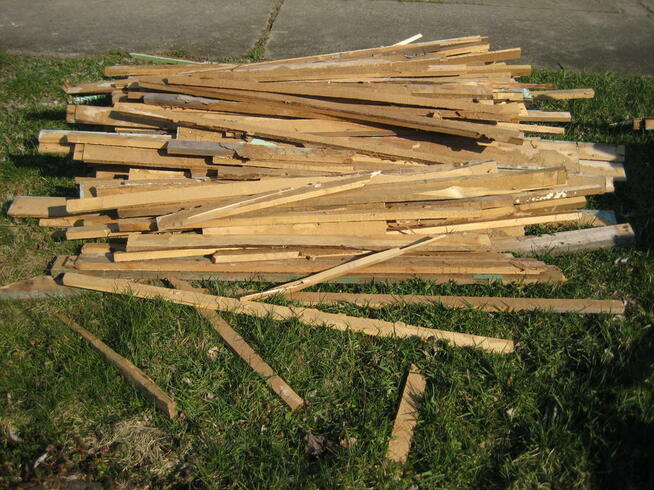 Drewno opałowe: deski, łaty, belki, szczeble - niemalowane.