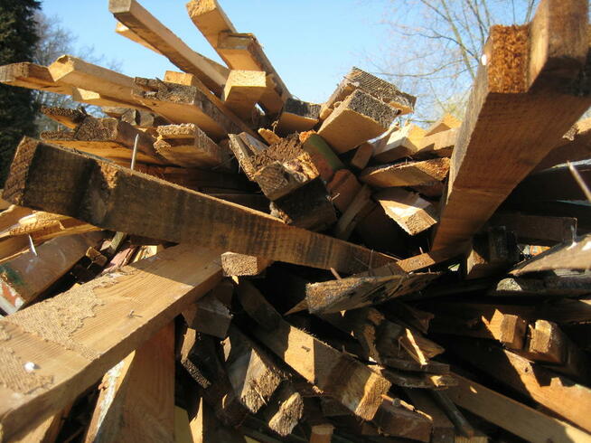 Drewno opałowe: deski, łaty, belki, szczeble - niemalowane.