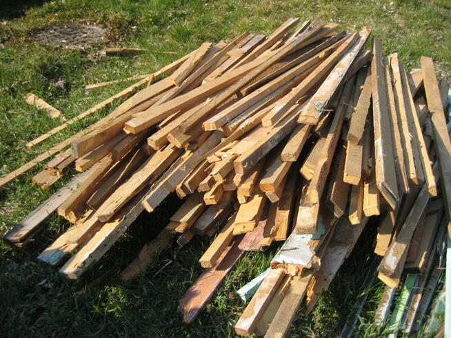 Drewno opałowe: deski, łaty, belki, szczeble - niemalowane.