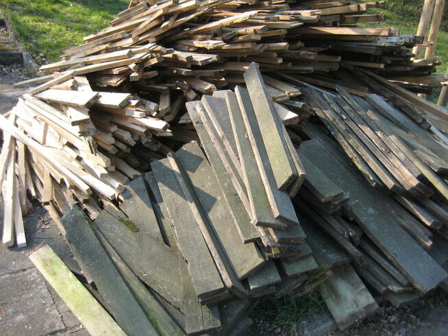Drewno opałowe: deski, łaty, belki, szczeble - niemalowane.