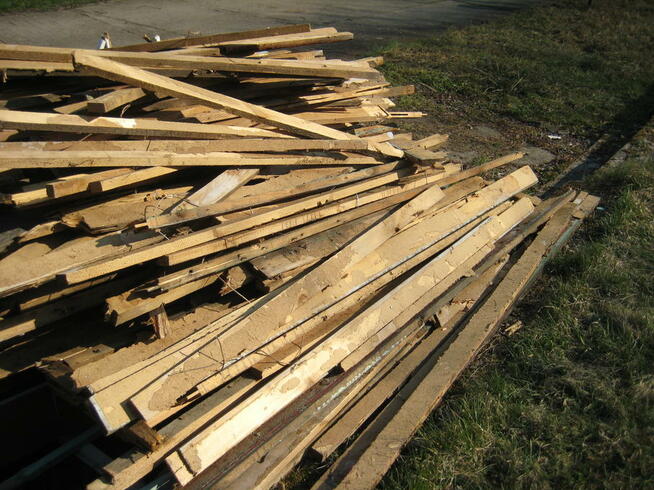 Drewno opałowe: deski, łaty, belki, szczeble - niemalowane.