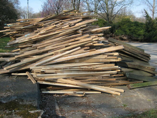 Drewno opałowe: deski, łaty, belki, szczeble - niemalowane.