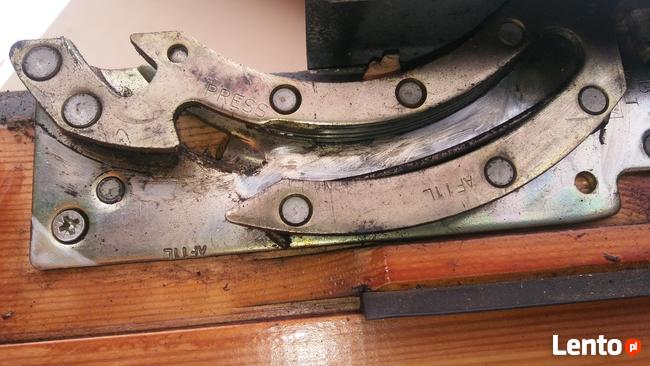 wymiana zawiasów w oknach dachowych naprawa Fakro Roto Velux