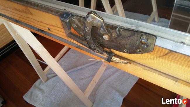 wymiana zawiasów w oknach dachowych naprawa Fakro Roto Velux