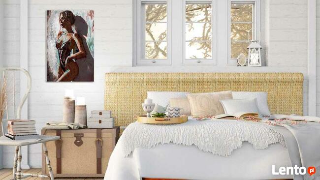 Obraz Piękna kobieta przy ścianie