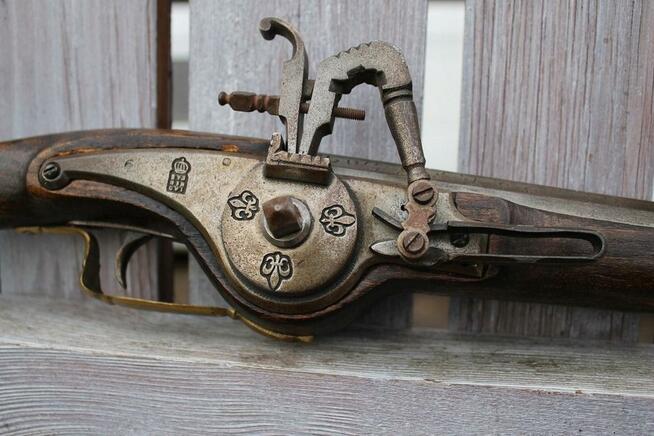 Sprzedam stary pistolet czrnoprochowy z zamkiem kołowym