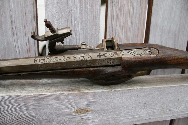 Sprzedam stary pistolet czrnoprochowy z zamkiem kołowym