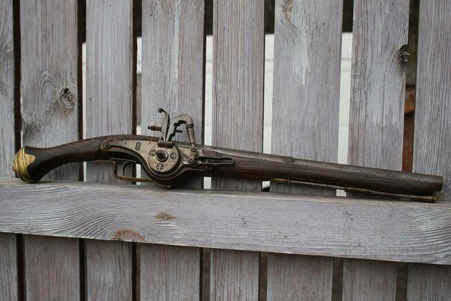 Sprzedam stary pistolet czrnoprochowy z zamkiem kołowym