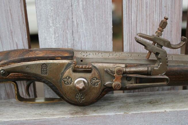 Sprzedam stary pistolet czrnoprochowy z zamkiem kołowym