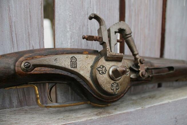 Sprzedam stary pistolet czrnoprochowy z zamkiem kołowym