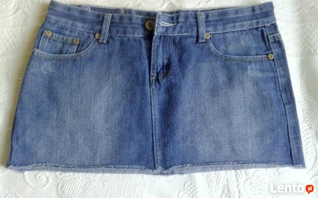 Jeansowa spódniczka mini, z lekko strzępionym dołem:)