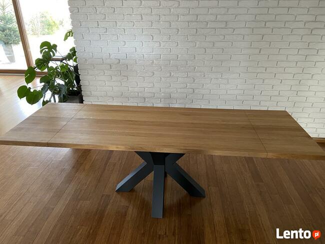 Stół z drewnianym blatem z dostawkami